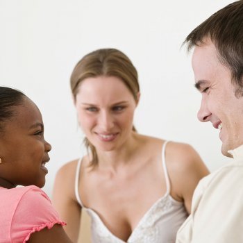 Primeros días del niño adoptado en casa
