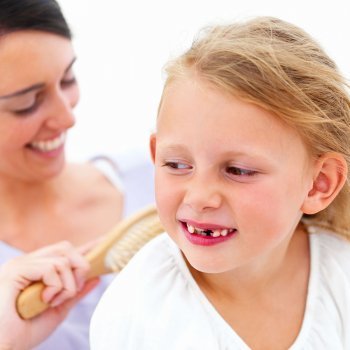 Causas de los dientes amontonados de los niños