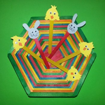 Cesta hecha con palos de colores