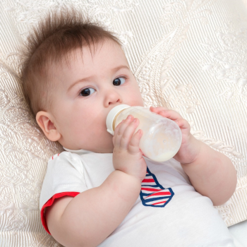 Cómo eliminar manchas de leche de la ropa del bebé