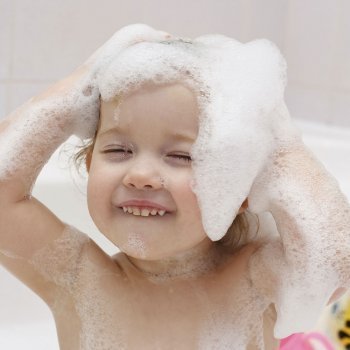 Cómo usar el champú con los niños