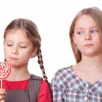 Cómo enseñar al niño a no ser envidioso