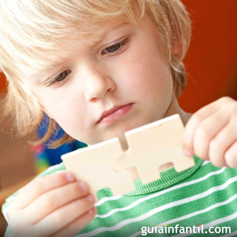  Hasbro - Juego de mesa infantil para niños a partir de 3 años,  juego preescolar con tarjetas de personajes y tablero de juego, divertido  juego de adivinanzas para niños pequeños 