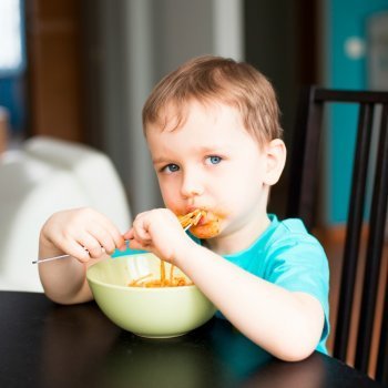 Cómo eliminar manchas de tomate de la ropa de los niños