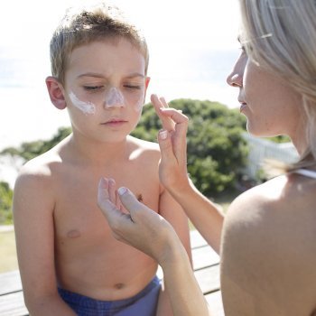 Cuidados con la piel de bebés y niños en verano