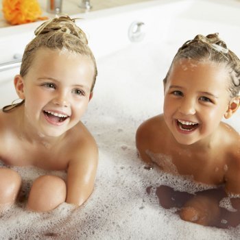 ¿Hasta cuándo se pueden bañar juntos los hermanos?