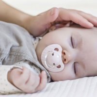 Qué es la plagiocefalia en bebés