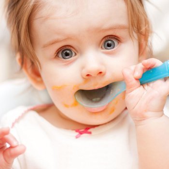 Por qué no dar verduras de hoja verde a los bebés