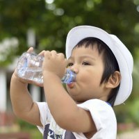 Los niños necesitan beber más agua que los adultos