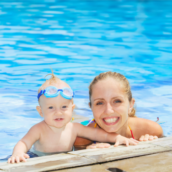 El primer baño del bebé en la piscina