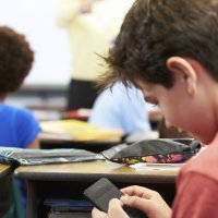 Por qué los niños no deben usar el móvil en el colegio