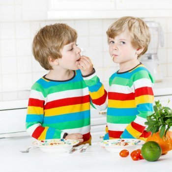 Ventajas y desventajas de vestir igual a los gemelos