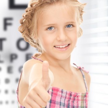 Lentes de contacto para corregir la miopía en los niños