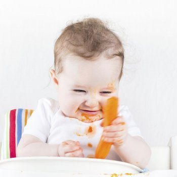 Cómo introducir alimentos sólidos en el menú del bebé