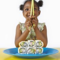 Los riesgos de dar alimentos crudos a los niños