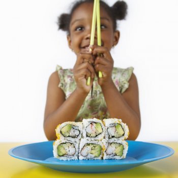 Los riesgos de dar alimentos crudos a los niños