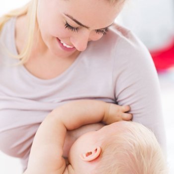 Consejos para amamantar al bebé mediante la postura clásica