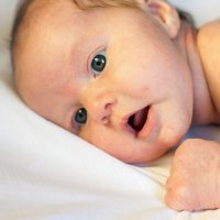 Causas de los granitos en la cara del bebé