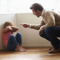 Padres demasiado estrictos. Consecuencias para el niño