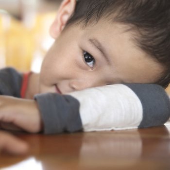 Cómo ayudar a los niños desconfiados