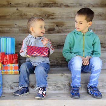 Niños que molestan y fastidian a otros