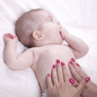El masaje infantil para niños y bebés