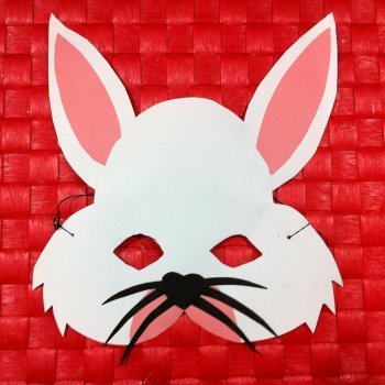 Antifaz de conejo hecho con cartulina