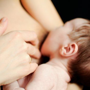 El inicio de la lactancia materna en el bebé