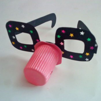 Gafas divertidas con vaso de yogur. Manualidades de reciclaje