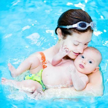La matronatación, juegos de afecto en el agua