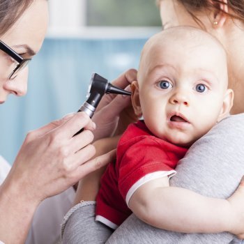 Cómo prevenir la sordera en bebés y niños