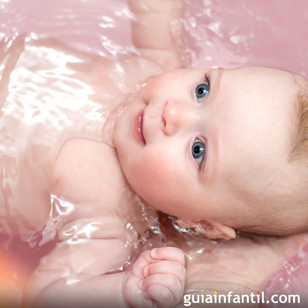 El primer baño del bebé - Consejos de higiene padres primerizos