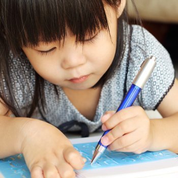 niño escribiendo mano