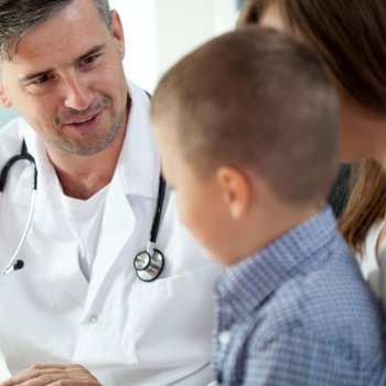 Consulta médica de un niño con enuresis