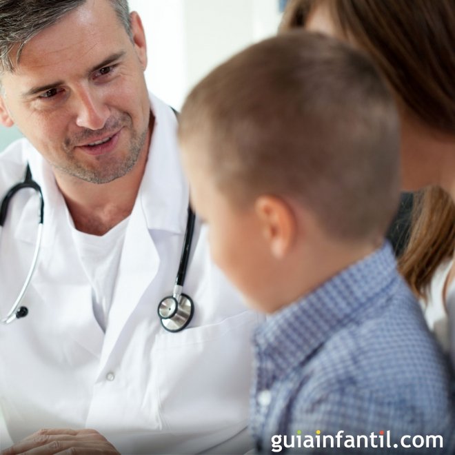 Consulta médica para los niños con enuresis