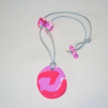 Manualidades para niños. Collar de fimo