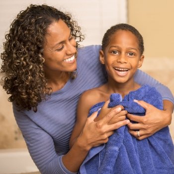 La hora del baño, una ayuda para no mojar la cama