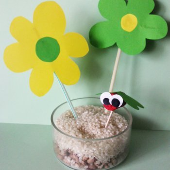 Mariposa de corcho en un jardín. Manualidades para niños