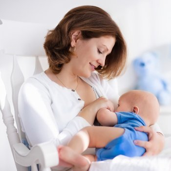 La butaca de lactancia para alimentar al bebé