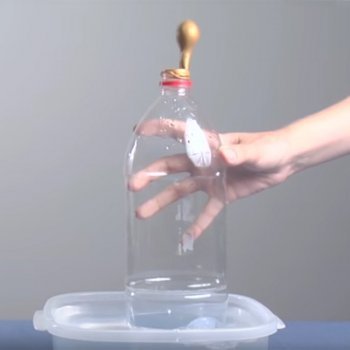 Inflar un globo con media botella