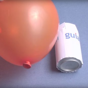 Hacer rodar una lata con un globo
