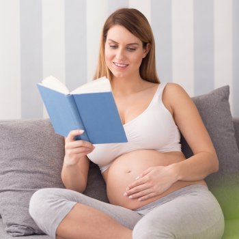 La importancia de leer al bebé durante el embarazo