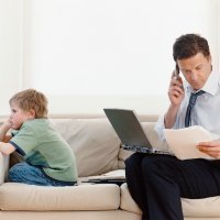 El sentimiento de culpa de los padres que nunca están en casa