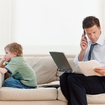 El sentimiento de culpa de los padres que nunca están en casa