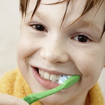 Qué nos dice el color de dientes de los niños