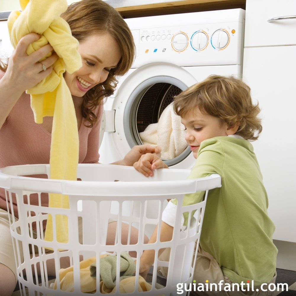 Caricatura de una niña doblando la ropa. niños haciendo tareas domésticas  en concepto de hogar.