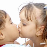 Por qué los niños se besan en la boca
