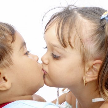 Por qué los niños se besan en la boca