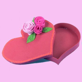Caja con forma de corazón. Manualidades con goma eva