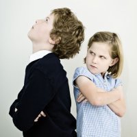 Por qué algunos niños tienen manía a sus hermanos